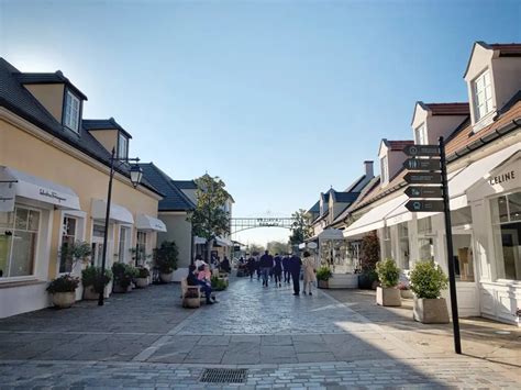 vallée village outlet mall.